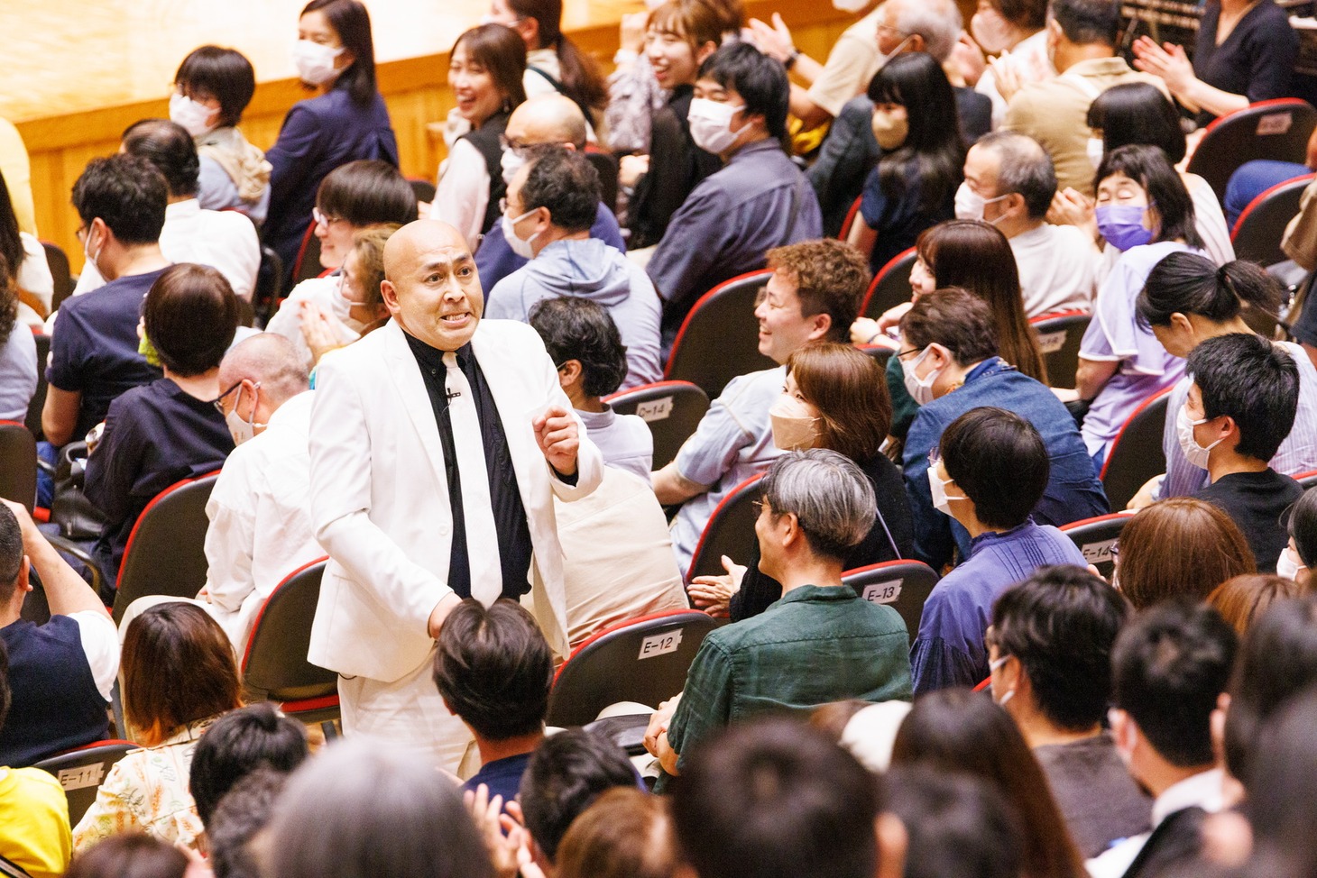 客席を歩き回る錦鯉・長谷川。