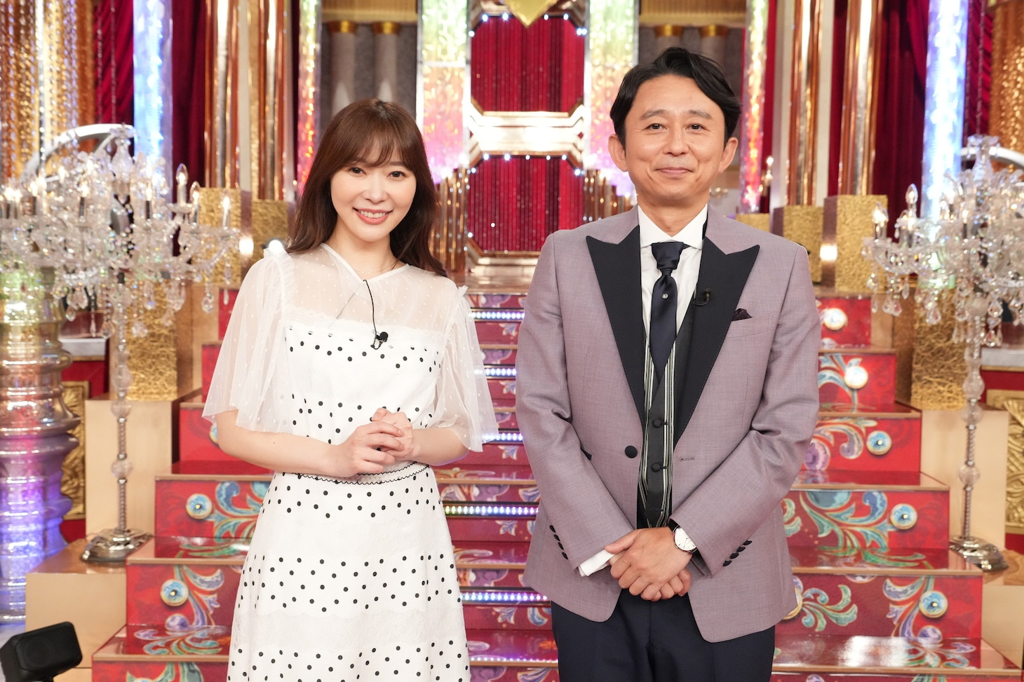 左から指原莉乃、有吉弘行。(c)日本テレビ