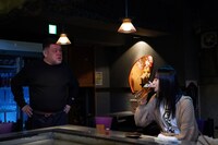 左から、遠藤さくら、野性爆弾くっきー！。(c)フジテレビ