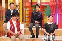 前列左から、カンニング竹山、友近と、ブラックマヨネーズ（後列）。(c)フジテレビ