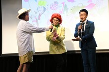 野沢雅子に扮するアイデンティティ田島（中央）。