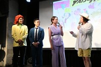 囲み取材の様子。