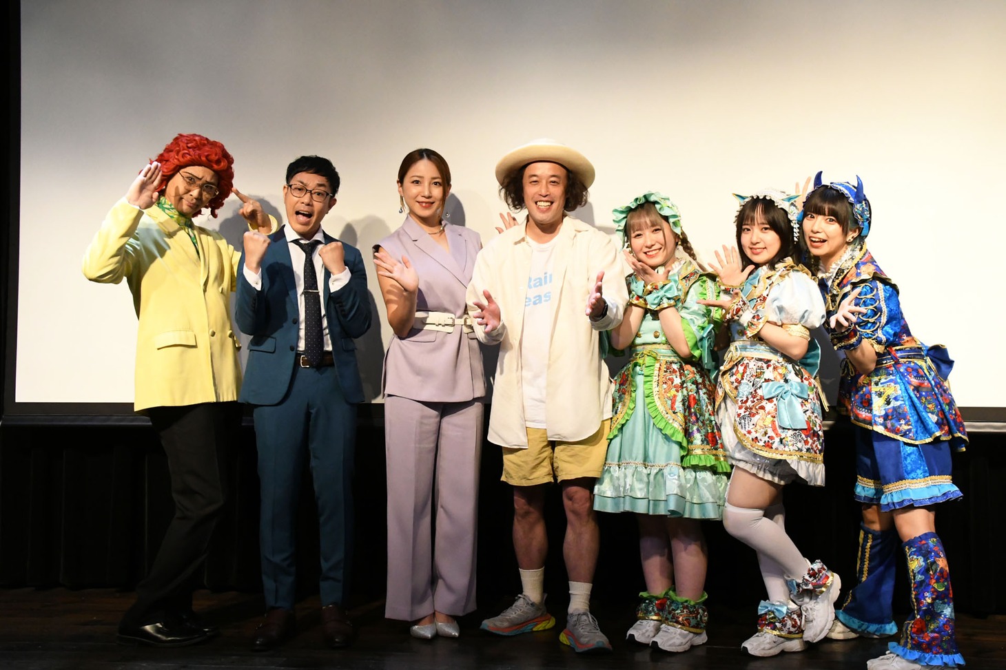 左からアイデンティティ、吉川友、エレキコミックやつい、Appare!の永堀ゆめ、藤宮めい、藍井すず。