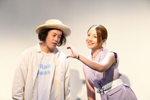 何も言わずにやついにハートのポーズを促す吉川友（右）と戸惑うやつい（左）。