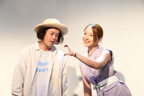 何も言わずにやついにハートのポーズを促す吉川友（右）と戸惑うやつい（左）。