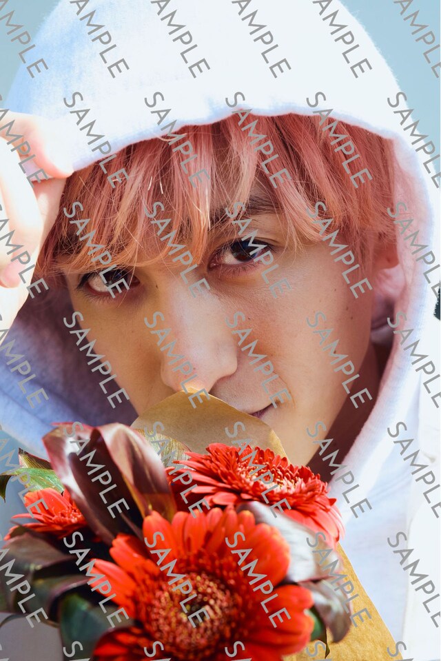 通常版、Amazon版、EXIT公式ファンクラブ版の共通特典「アザーカットトレカ」のサンプル画像。