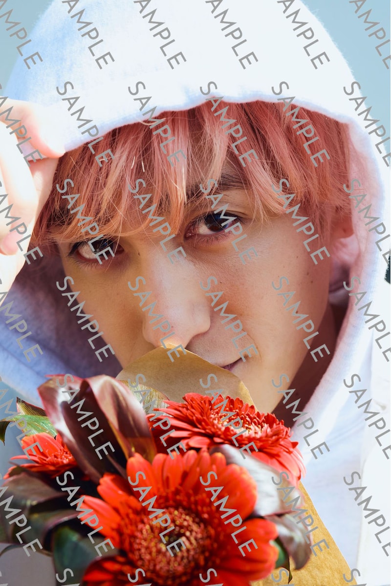 通常版、Amazon版、EXIT公式ファンクラブ版の共通特典「アザーカットトレカ」のサンプル画像。