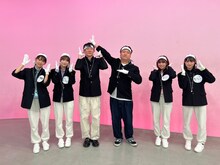 「サクラミーツ」TELASA版に出演するロングコートダディ（中央）と櫻坂46メンバー。(c)テレビ朝日