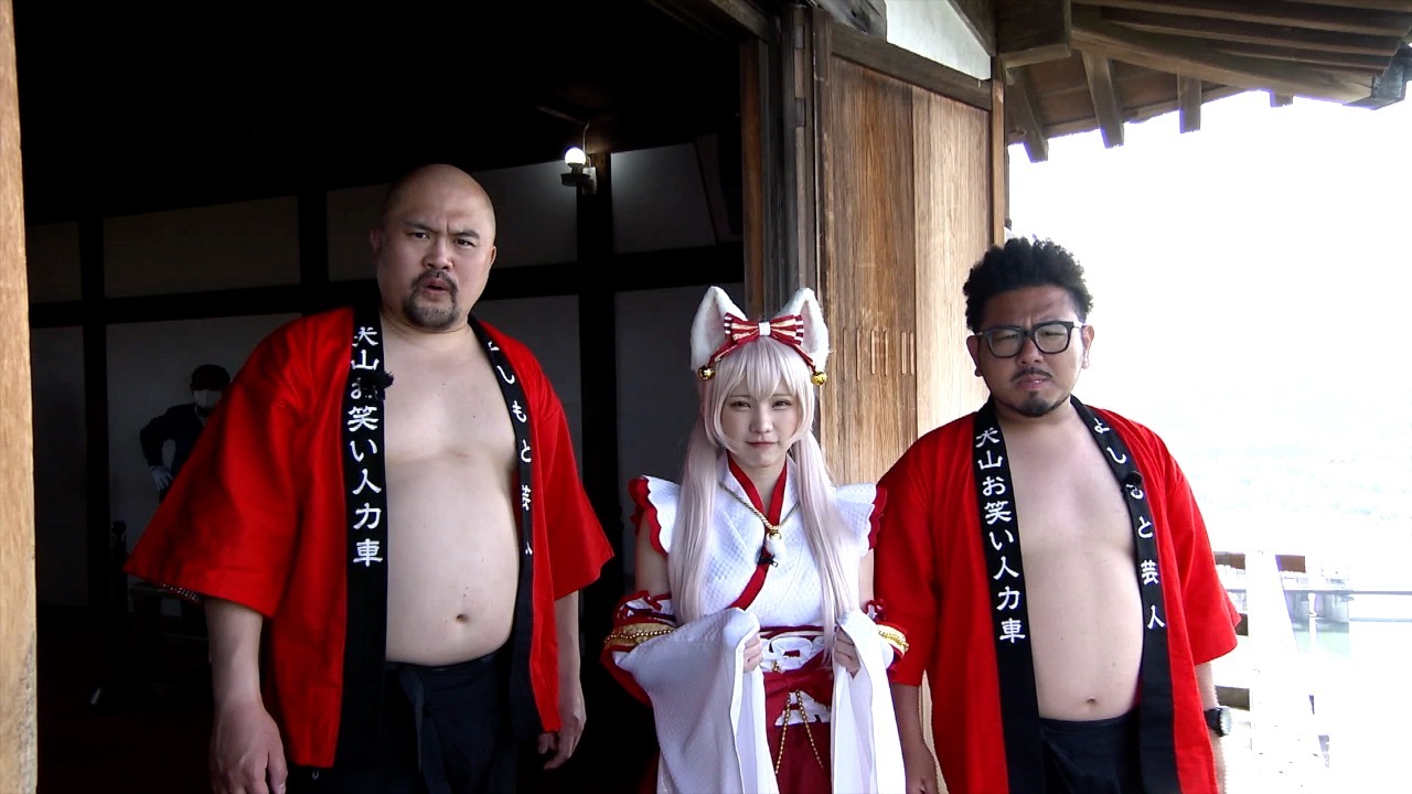 鬼越トマホークと、えなこ（中央）。(c)RSK