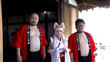 鬼越トマホークと、えなこ（中央）。(c)RSK