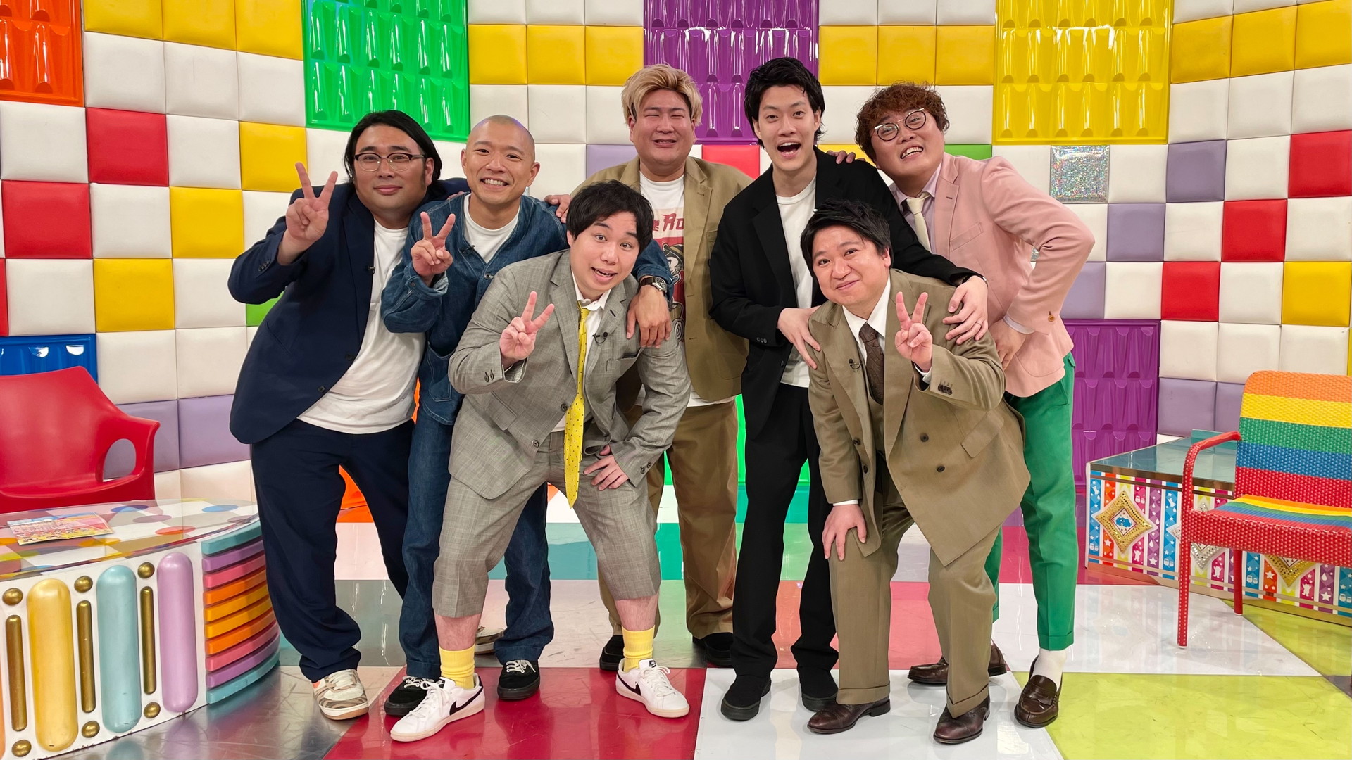 「霜降りバラエティX」に集結する同期芸人たち。(c)テレビ朝日