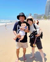 アルピー酒井夫妻と子供。