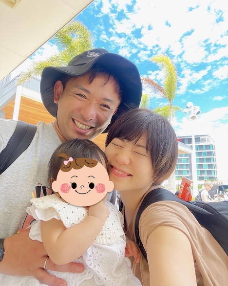 アルピー酒井夫妻と子供。