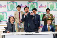 熱くなるヤナギブソン（前列中央）。