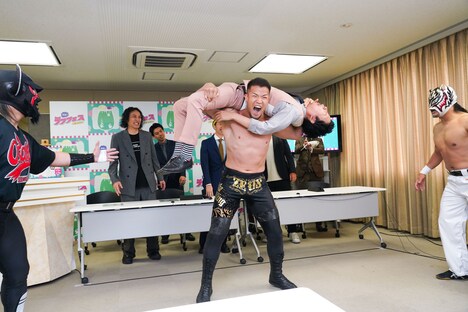 技をかけられる藤崎マーケット・トキ。