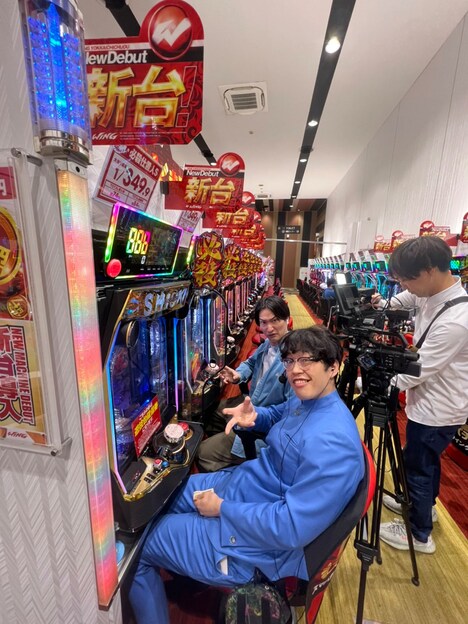 相席スタート山添（左）、ゆにばーす川瀬名人（右）。