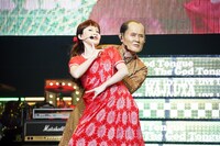 前回の公演より、片岡鶴太郎に扮した劇団ひとり。一緒に踊る女性は山田邦子に扮した松丸友紀（テレビ東京アナウンサー）。(c)テレビ東京