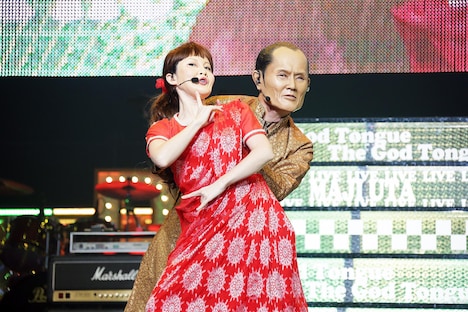 前回の公演より、片岡鶴太郎に扮した劇団ひとり。一緒に踊る女性は山田邦子に扮した松丸友紀（テレビ東京アナウンサー）。(c)テレビ東京