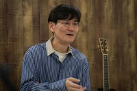 Instagramでライブ配信をする南原清隆。