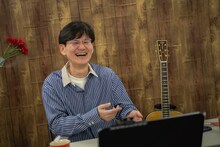 Instagramでライブ配信をする南原清隆。