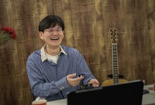 Instagramでライブ配信をする南原清隆。