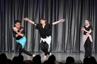 ゲストの銀シャリとコラボする松浦景子（右）。