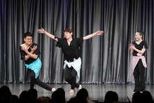 ゲストの銀シャリとコラボする松浦景子（右）。