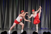 ゲストのオラキオとコラボする松浦景子（右）。