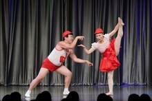 ゲストのオラキオとコラボする松浦景子（右）。