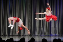 ゲストのオラキオとコラボする松浦景子（右）。