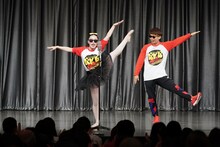 ゲストのバイク川崎バイクとコラボする松浦景子（左）。