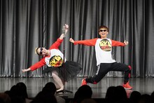 ゲストのバイク川崎バイクとコラボする松浦景子（左）。