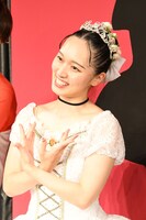 囲み取材で「バレエ大好き！」「東京大好き！」とアピールする松浦景子。