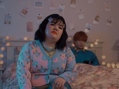 ぼる塾・あんりとOWVの本田康祐が出演するメイ・スティーブンス「If We Ever Broke Up」のパロディMVのワンシーン。