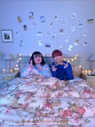 メイ・スティーブンス「If We Ever Broke Up」のパロディMVで共演したぼる塾・あんり(左)とOWVの本田康祐(右)。