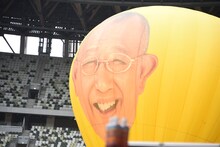 笑福亭鶴瓶の顔が描かれた気球。