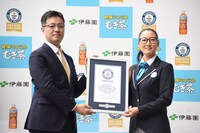 認定証を受け取る黒岡雅康氏（左）。