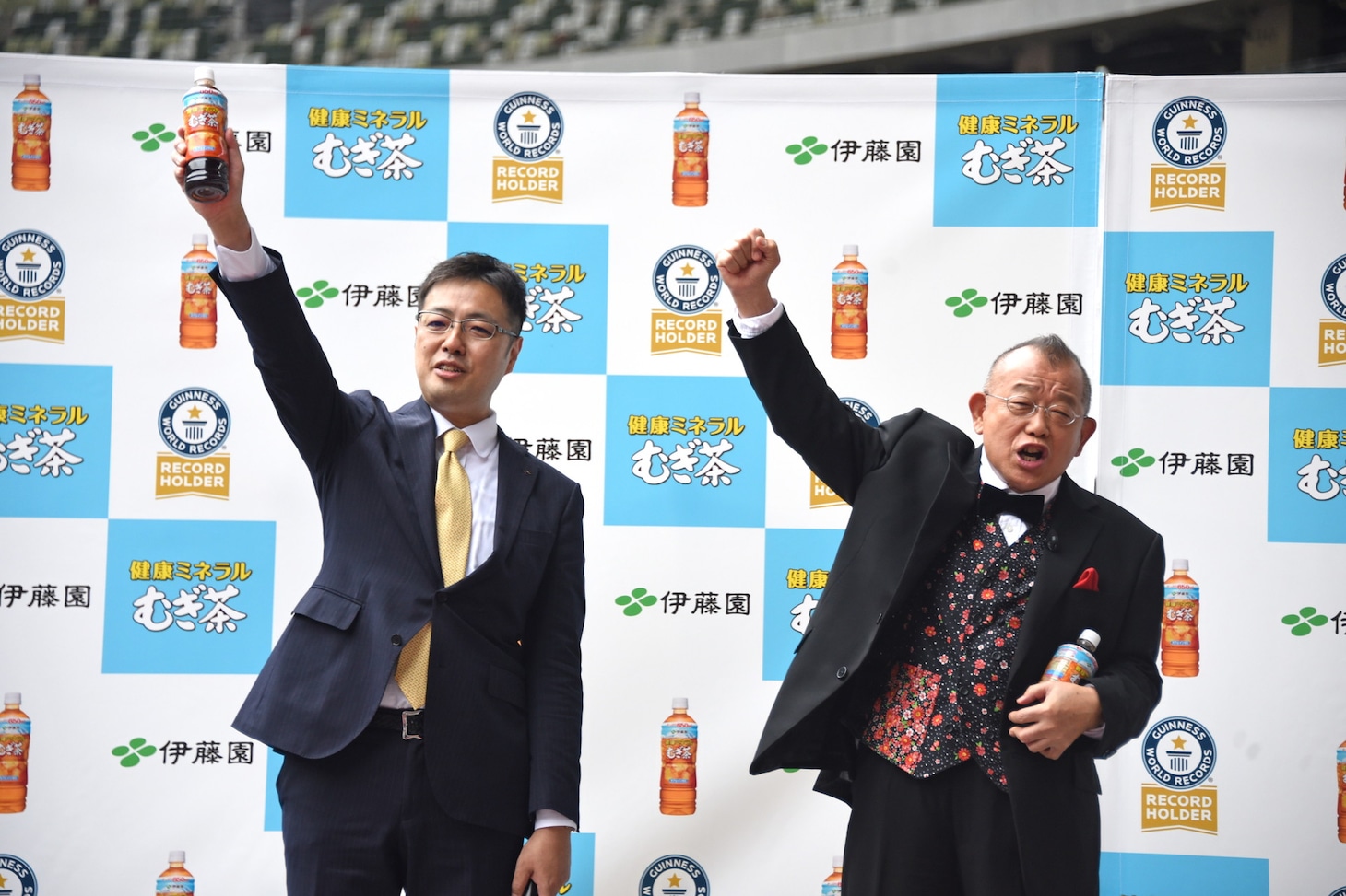 左から黒岡雅康氏、笑福亭鶴瓶。