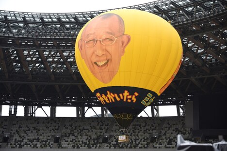 笑福亭鶴瓶の顔が描かれた気球。