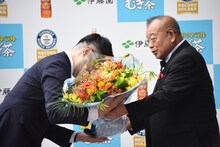 花束を渡す笑福亭鶴瓶（右）。