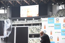 自身が出演するCMを観賞する笑福亭鶴瓶。