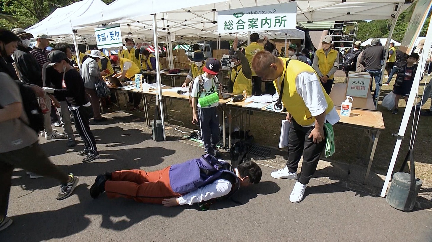 チャンス大城（中央）(c)ABCテレビ