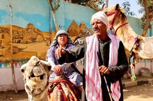 エジプトでラクダ使いに誘われてラクダに乗るスギちゃん。(c)BS朝日