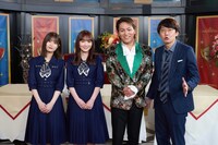 （左から）岩本蓮加、田村真佑、狩野英孝、三四郎・小宮。(c)CBC