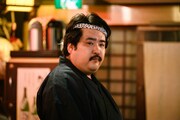「日曜劇場『ラストマン－全盲の捜査官－』」で居酒屋店員を演じる空気階段・鈴木もぐら。(c)TBS
