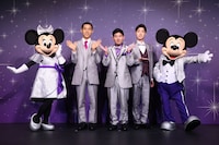 四千頭身とミッキーマウス（右）、ミニーマウス（左）。