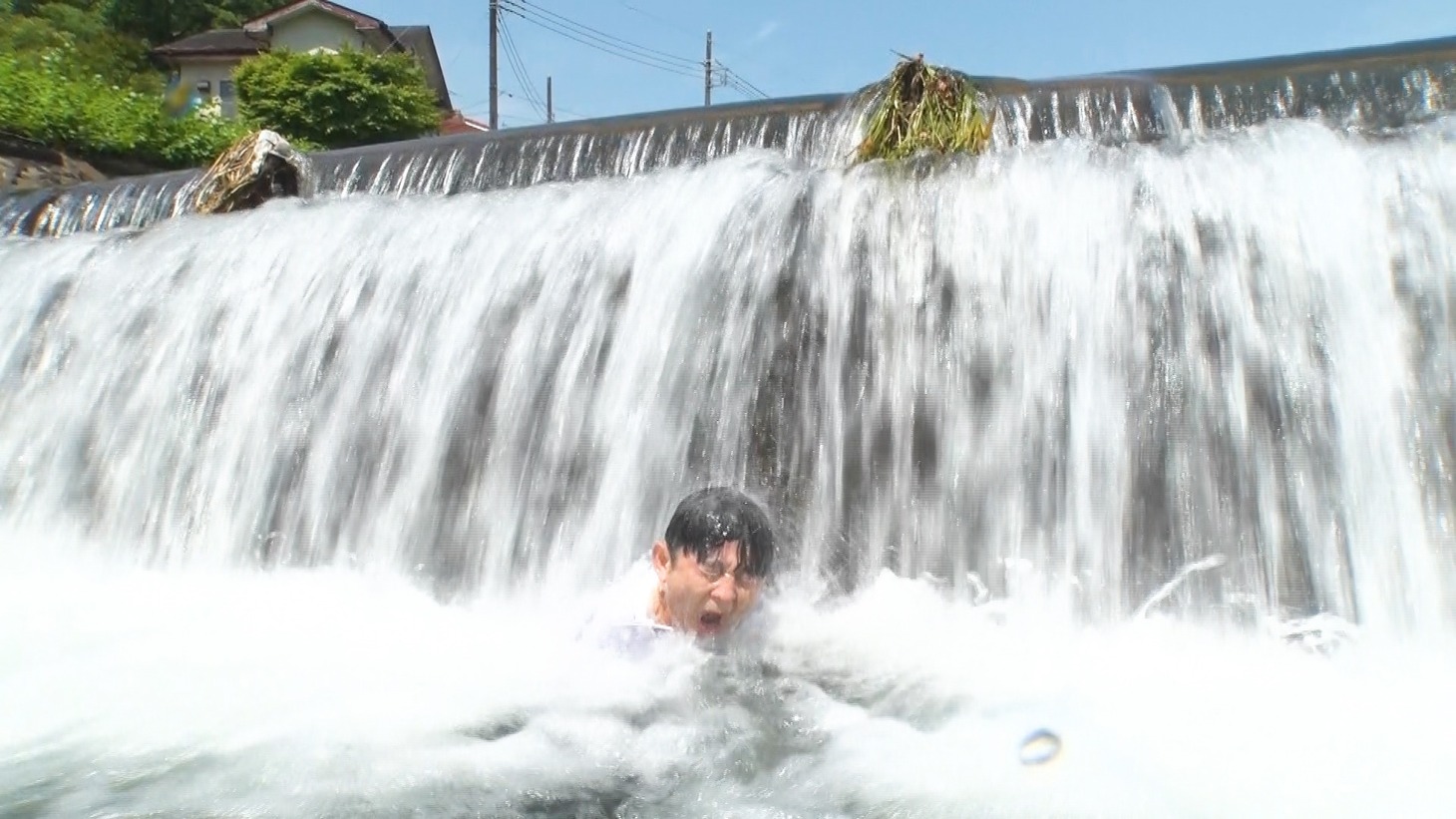 天然ウナギを自ら川で釣ろうとする有吉弘行。(c)テレビ朝日