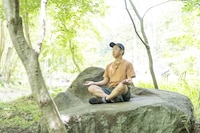 瞑想するおぎやはぎ矢作。