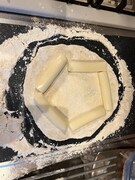 生地の端に棒状のチーズを置く。