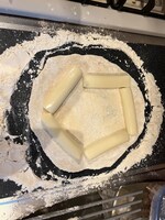 生地の端に棒状のチーズを置く。